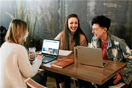 Für junge Menschen sollen insbesondere unter der Berücksichtigung der Digitalisierung neue Perspektiven für die Zukunft geschaffen werden.  Foto: Unsplash