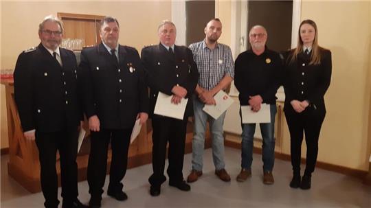 Für langjährige Mitgliedschaft geehrt (v.l.): Hartmut Sperling (50 Jahre), Tobias Börker (25 Jahre), Hans Jürgen Siemens (50 Jahre), Heinz Börker (25 Jahre im Landesfeuerwehrverband Niedersachsen) und Hans Detlef Fritz (50 Jahre im Landesfeuerwehrverband) sowie die stellvertretende Ortsbrandmeisterin Katharina Pieper.