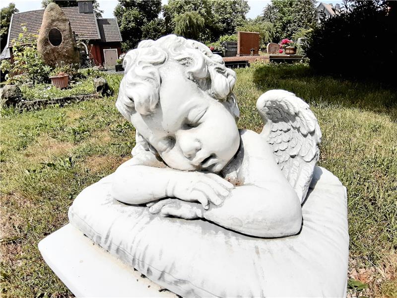 Für manch einen ist der Friedhof der Ort, an dem er um einen Verstorbenen trauern kann, für andere nicht. Foto: Potthast