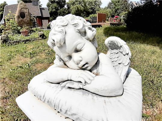 Für manch einen ist der Friedhof der Ort, an dem er um einen Verstorbenen trauern kann, für andere nicht. Foto: Potthast