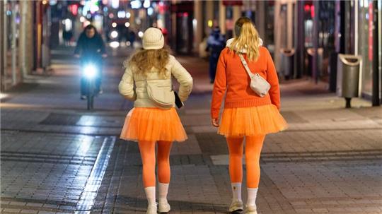 Für manche geht es schon in den frühen Morgenstunden los: Der Karnevalsauftakt lockt viele Karnevalsfans ins Rheinland.