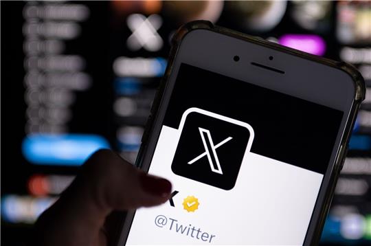 Für rund vier Jahre war politische Werbung auf der Online-Plattform X (ehemals Twitter) nicht zugelassen.