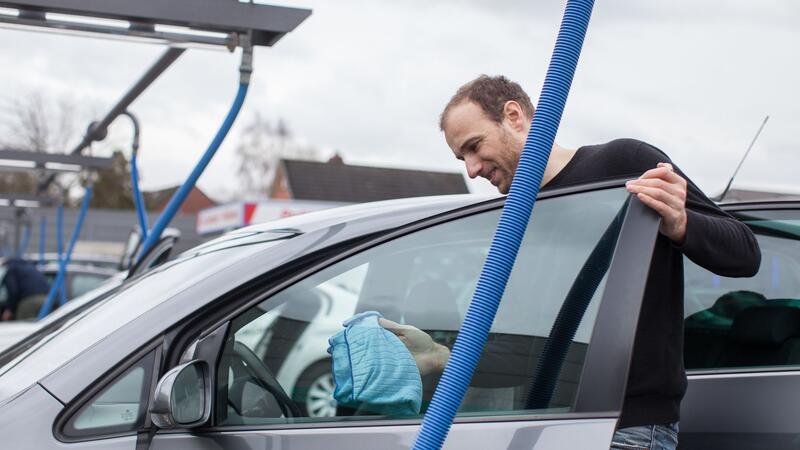 Autoreinigung: 7 Tipps für einen top gepflegten Innenraum Für saubere Scheiben: Die Seitenscheibe einen Spalt herunterfahren und mit handelsüblichem Glasreiniger wischen.