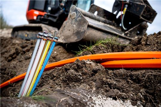 Für schnelleres Internet: Glasfaserkabel auf einer Baustelle.