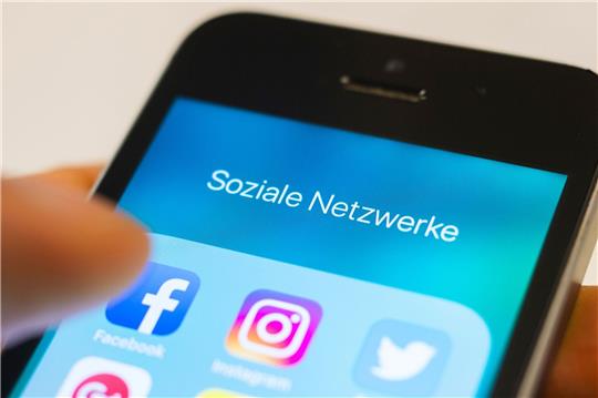 Für sehr große Plattformen und Suchmaschinen mit mehr als 45 Millionen aktiven Nutzern im Monat gelten besonders strenge Vorgaben.
