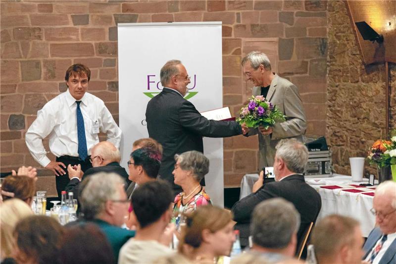 Für sein Engagement auch über den Unterricht  hinaus erhält Axel Franke (r.) die höchste Auszeichnung, die es für Chemielehrer in Deutschland gibt: den Friedrich-Stromeyer- Preis der Gesellschaft Deutscher Chemiker. Foto: GDCh/Tilman Binz