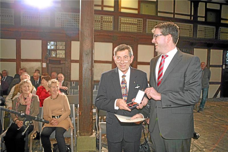 Für sein Engagement erhält Volker Schadach 2015 von Dr. Oliver Junk das Bundesverdienstkreuz überreicht. In der Natur- und Umwelthilfe Goslar verliert er als Ehrenvorsitzender nun sein Stimmrecht. Foto: GZ-Archiv