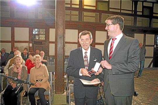 Für sein Engagement erhält Volker Schadach 2015 von Dr. Oliver Junk das Bundesverdienstkreuz überreicht. In der Natur- und Umwelthilfe Goslar verliert er als Ehrenvorsitzender nun sein Stimmrecht. Foto: GZ-Archiv