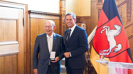 Für sein jahrzehntelanges Engagement erhält Michael Fürst die Landesmedaille.