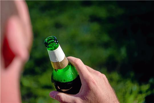 Für seine Kinder sei es normal gewesen, ihn ständig mit Bierflasche in der Hand zu sehen: Ein alkoholkranker Familienvater berichtet darüber, wie seine Krankheit das Familienleben beeinflusst hat. Foto: dpa