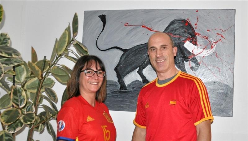 Für seine Partnerin Rosi de Grandis hat auch der Italiener Marcello Carrozzo quasi als WM-Unbeteiligter das spanische Trikot übergeworfen. Morgen schlägt das Herz der Tochter eines Spaniers ganz für die Furia Roja, die das deutsche Team mit einem Sieg schon nach Hause schicken kann. Foto: Heine