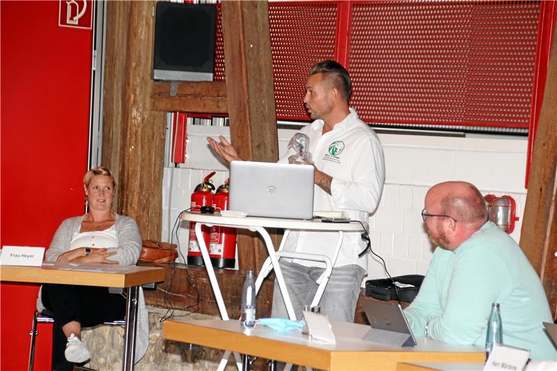 Für seine Projektidee hat Jan Breitkopf (Mitte) aus seinen Erfahrungen als Erzieher, aber auch aus den Inhalten seines Studiums geschöpft. Foto: Düber