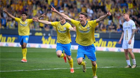Für seine Rückkehr kämpfen die Braunschweiger Fans: Der Isländer Thorir Johann Helgason (r).