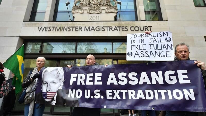 Für seine Unterstützer ist Assange ein mutiger Kämpfer, der einem mächtigen Staat die Stirn geboten hat.