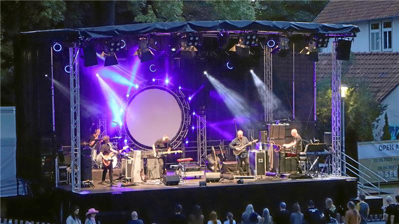 Für sie sind mehr als 2000 Menschen vor die Burg Sehusa gepilgert: die Pink-Floyd-Coverband „Kings of Floyd“.