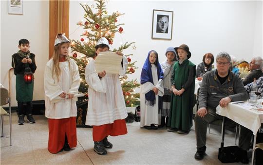 Für so viele Weihnachtszimmer-Gäste wie in Vor-Pandemie-Jahren kann diesmal nicht eingedeckt werden. 50 Besucher können es in diesem Jahr maximal sein, falls die Veranstaltung in Präsenz umgesetzt wird. Ein Krippenspiel, wie hier zu sehen 2019, soll es in diesem Jahr wieder geben. Foto: GZ-Archiv