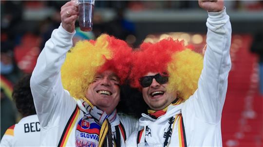 Für treue Fans gibt es günstigere Tickets bei der Fußball-WM. (Archivbild).