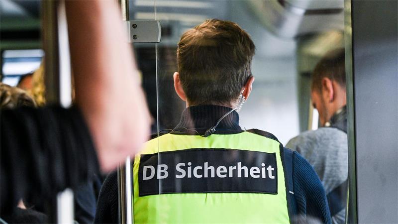 Für viele Bahn-Beschäftigte gehört die Sorge vor Gewalt inzwischen zum Arbeitsalltag. (Symbolbild)