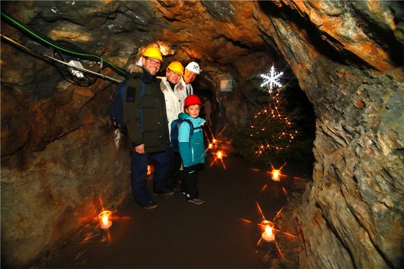 Rammelsberg lockt mit bunter Vielfalt Für viele Besucher ist der Rundgang durch den illuminierten Roeder-Stollen der Glanzpunkt. Wer in den Berg will, muss einen Helm tragen. Fotos: Epping