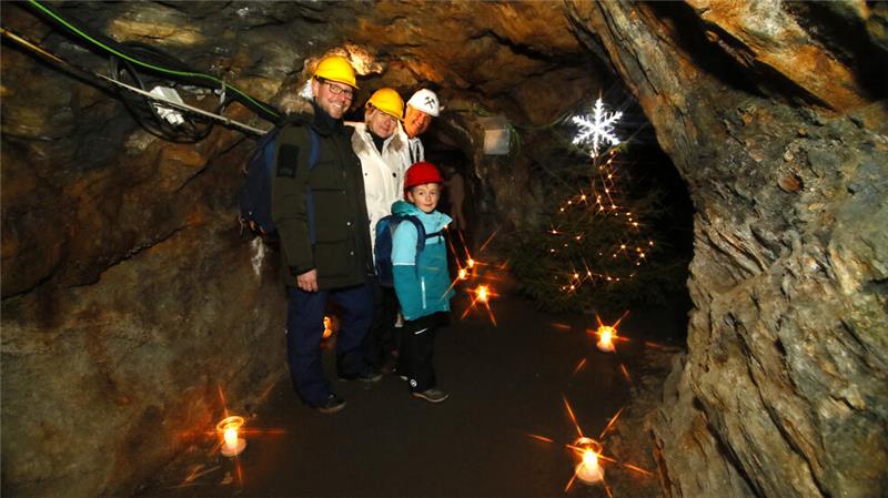 Weihnachtlicher Rammelsberg weiter auf Rekordkurs Für viele Besucher ist der Rundgang durch den illuminierten Roederstollen der Glanzpunkt. Wer in den Berg will, muss einen Helm tragen.