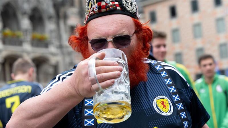 Nicht mal die Fußball-EM kann deutschen Bierabsatz heben Für viele Brauereien ist das Glas halbleer. (Archivbild)