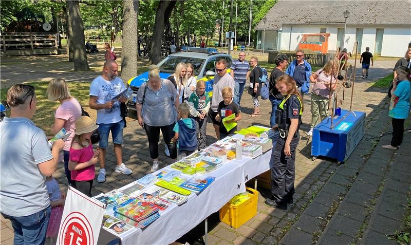 Tag der Verkehrssicherheit: Polizei kümmert sich um Nachwuchs Für viele Fragen rund um das Thema Verkehrssicherheit gibt es das passende Informationsmaterial, aber die Beamten können auch ganz konkrete Antworten geben.