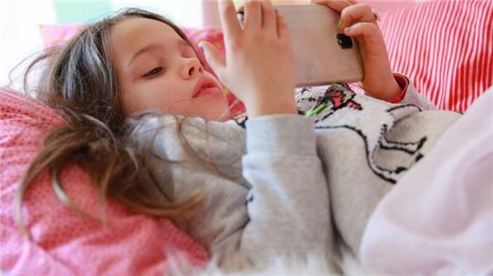 Für viele Kinder und Jugendliche sind Smartphones zu alltäglichen Begleitern geworden.