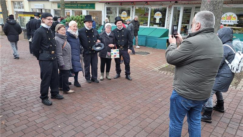 Für viele darf das obligatorische Foto mit den Schornsteinfegern nicht fehlen. Auch sie helfen traditionell beim Verkauf.