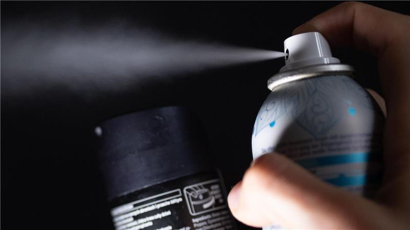 Für viele das Schönste, für andere ganz schrecklich, weil penetrant: Sprühnebel aus einer Deo-Dose. (Symbolbild)