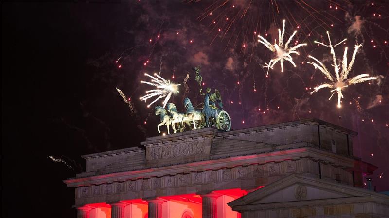 Für viele gehört farbenprächtiges Feuerwerk zum Jahreswechsel dazu. (Archivbild)