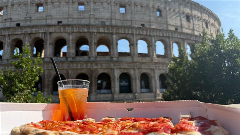 Für viele ist Italien eine Postkartenidylle: Pizza und Aperol, eine Sehenswürdigkeit in Sichtweite. Der Italo-Schlager spielt mit diesen Klischees. (Archivbild)