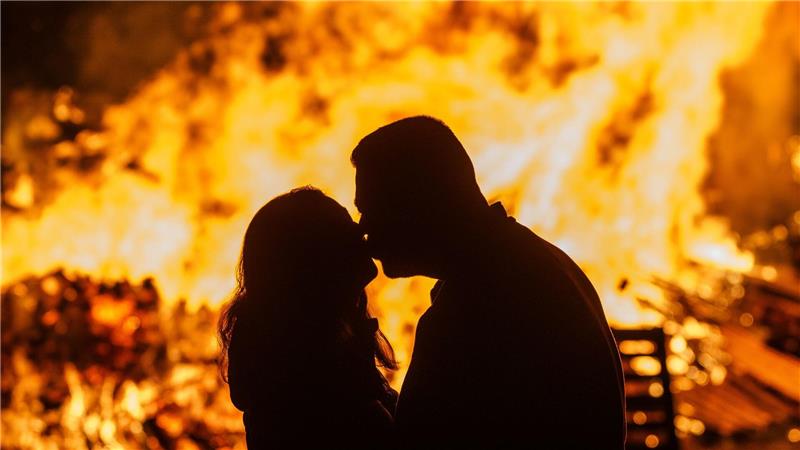 Für viele ist der erste Kuss ein besonderer Moment. (Symbolbild) 