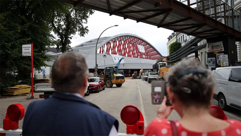 108 Meter lange neue Bahnbrücke rollt durch Hamburg Für zahlreiche Menschen war der spektakuläre Einbau ein großes Ereignis.