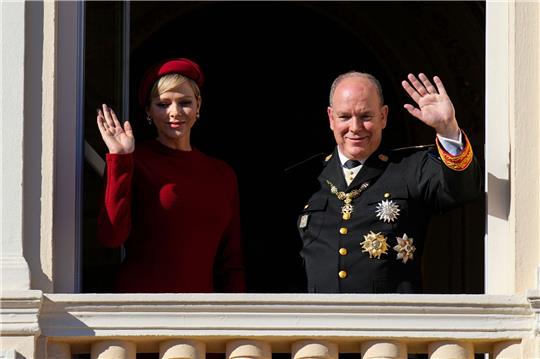 Fürst Albert II. (r) von Monaco und Fürstin Charlène am Nationalfeiertag 2023 in Monaco.