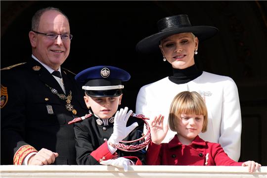 Fürst Albert II. und Fürstin Charlène mit ihren Kindern Prinz Jacques und Prinzessin Gabriella auf dem Balkon des monegassischen Palastes.