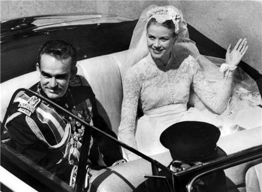 Fürst Rainier III. von Monaco und seine Braut, die US-amerikanische Filmschauspielerin Grace Kelly nach ihrer Hochzeit in Monte Carlo.