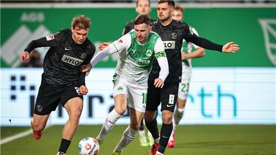 Fürth-Kapitän Branimir Hrgota (M) kehrte nach einem Infekt zurück ins Team.