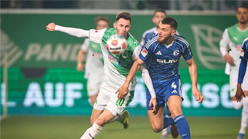 Ljubicic-Kracher rettet Schalke in Fürth Platz eins Fürth ging mit einer Führung in die Pause.
