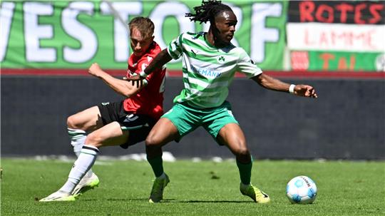 Fürther Torschütze: Noel Futkeu (r).