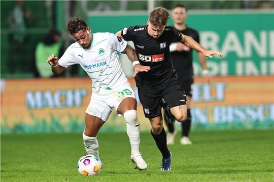 Fürths Armindo Sieb (l) und Osnabrücks Florian Kleinhansl in Aktion.