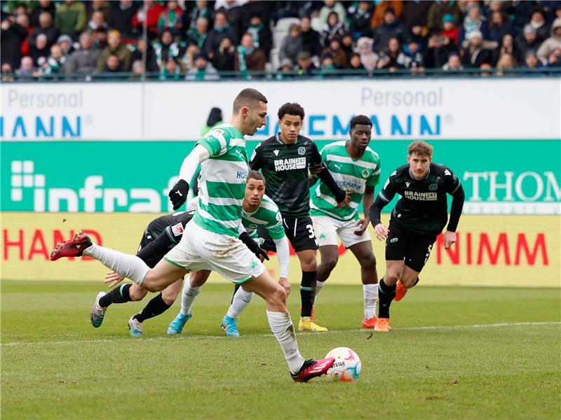 Hannover 96 punktet bei Leitl-Rückkehr Fürths Branimir Hrgota (vorne) erzielt den Treffer zum 1:1 vom Elfmeterpunkt.