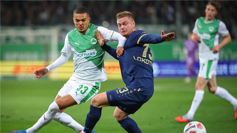 Fürths Maximilian Dietz (l) und Münsters Lars Lokotsch kämpfen um den Ball.