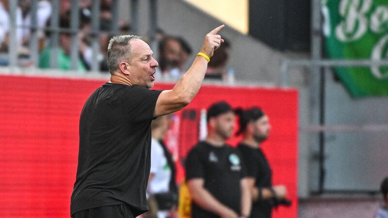 Fürth gewinnt mit stabilem Torwart Noll in Regensburg Fürths Trainer Alexander Zorniger wie immer engagiert am Spielfeldrand.