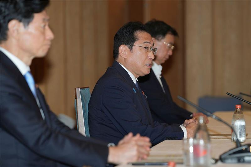 Japans Premier: Tragen Verantwortung für Fukushima-Wasser Fumio Kishida (M), Premierminister von Japan, spricht während eines Treffens mit dem Vorsitzenden der National Federation of Fisheries Cooperative Associations (Nationaler Verband der Fischereigenossenschaften), Sakamoto, im Büro des Premierministers.