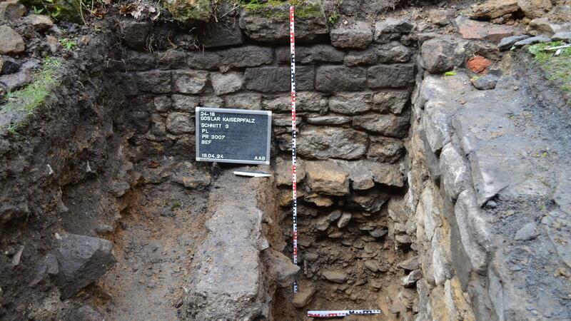Archäologen entdecken alten Königshof in Goslar Fundstellen der aktuellen Grabungen im Pfalzgarten: Archäologen entdecken bisher unbekannte Reste eines frühmittelalterlichen Königshofs.