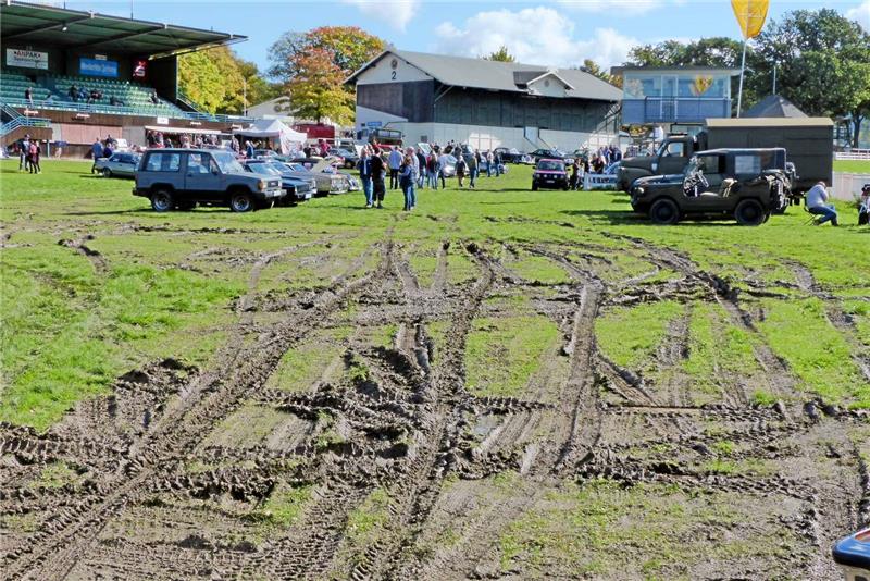 Funkelnder Lack und tiefer Matsch lagen am Wochenende auf der Galopprennbahn ziemlich eng beieinander.