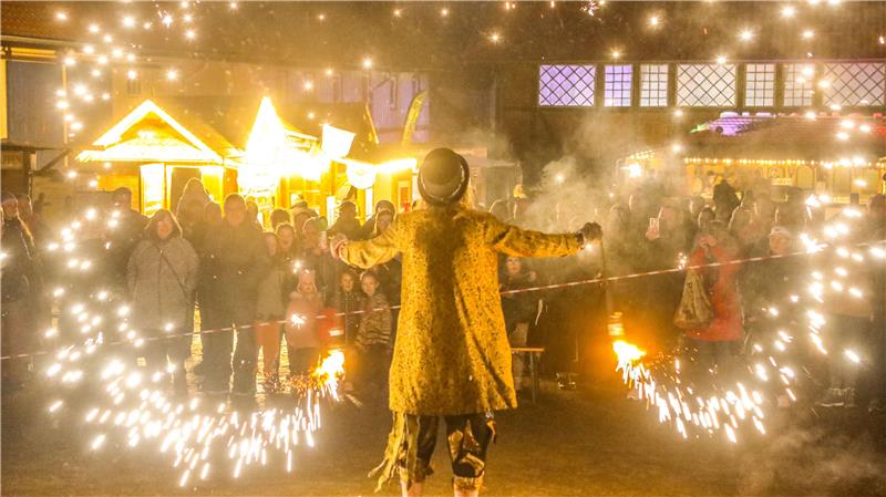 Ein Feuerkünstler lässt Funken sprühen.
