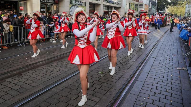 Tausende Schaulustige bei Freimarktsumzug in Bremen Funkenmariechen laufen beim Freimarktsumzug in Bremen durch die Stadt.
