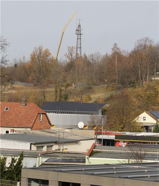 Funkmast: Neue Antennentechnik für mobiles Telefonieren und mobile Breitbandnutzung wird installiert. Der Anbieter nutzt das D 2-Netz. Foto: Potthast