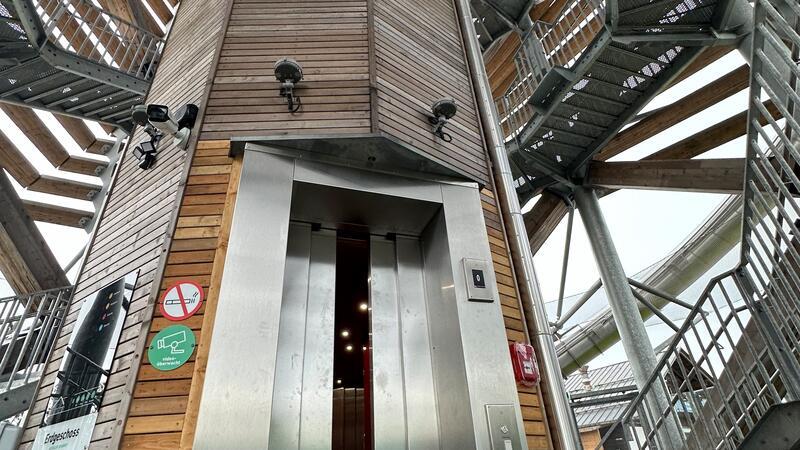 Die komplette Eröffnung des Harzturms ist absehbar Funktioniert schon, ist aber noch nicht vom Tüv abgenommen. Der Fahrstuhl transportiert bereits die Mitarbeiter des Harzurms auf die oberen Plattformen.